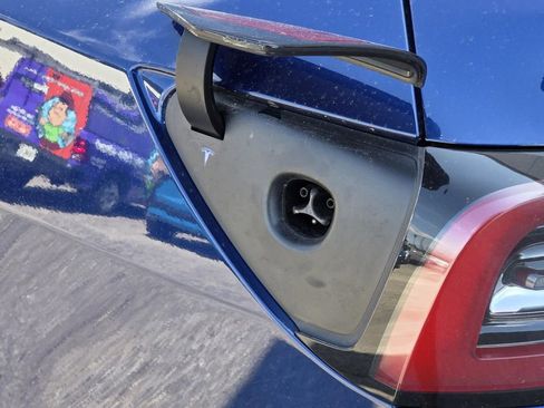 Used 2022 Tesla Model Y Long Range image 36