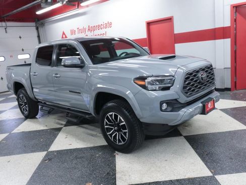 Used 2021 Toyota Tacoma TRD Sport w/ Technology Package RWD image 3