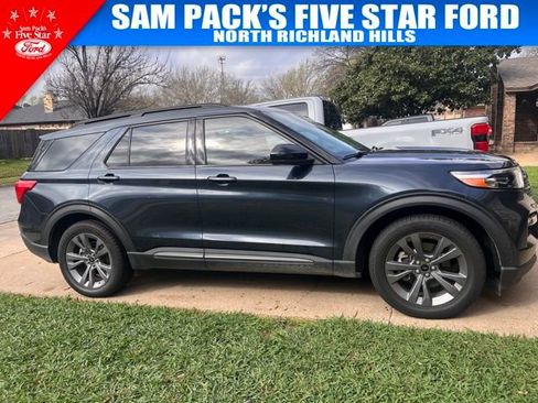 Used 2022 Ford Explorer XLT w/ Equipment Group 202A image 3