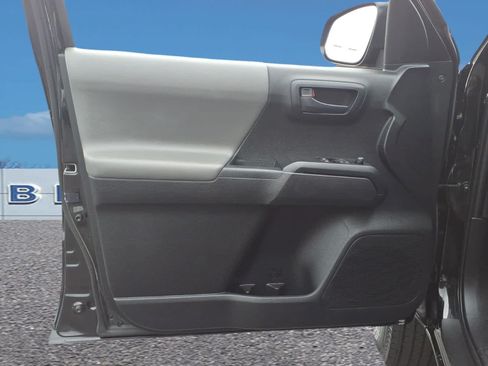 Used 2022 Toyota Tacoma SR RWD image 11