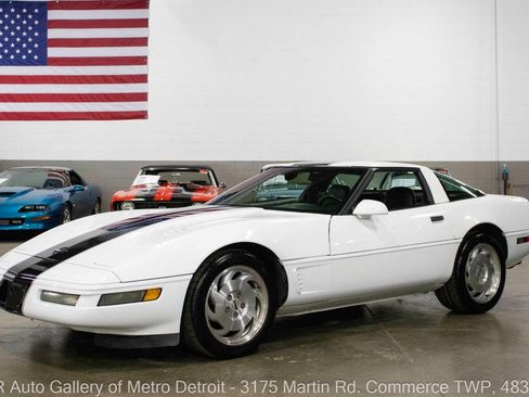 Used 1996 Chevrolet Corvette Coupe image 2