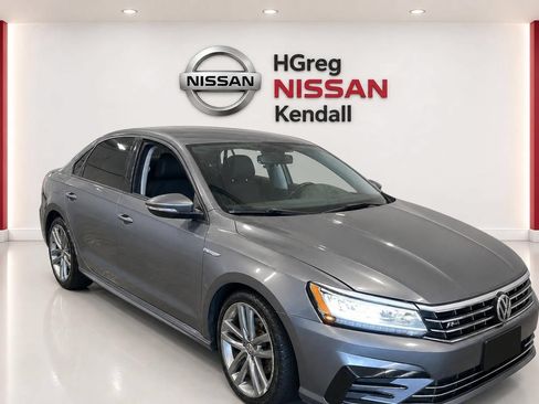 Used 2018 Volkswagen Passat 2.0T R-Line w/ R-Line Lighting Package FWD image 3