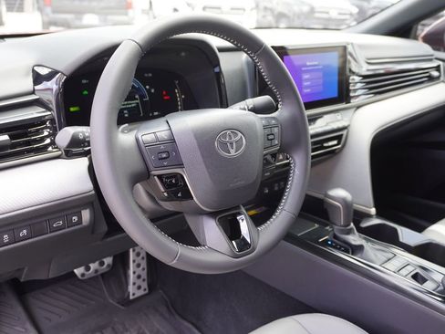 Certified 2025 Toyota Camry SE FWD image 3