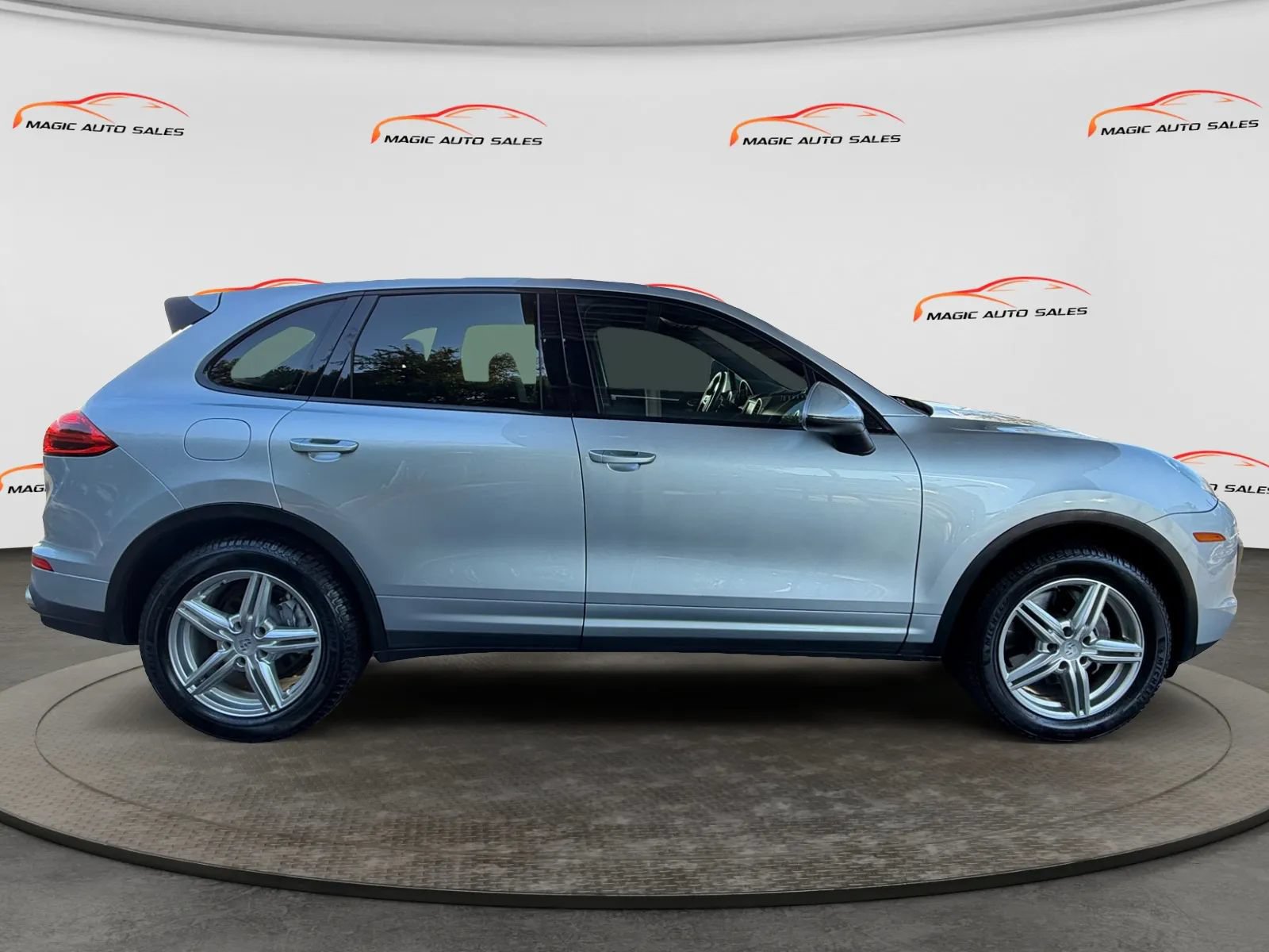 Used 2016 Porsche Cayenne w/ Premium Package AWD/4WD image 6