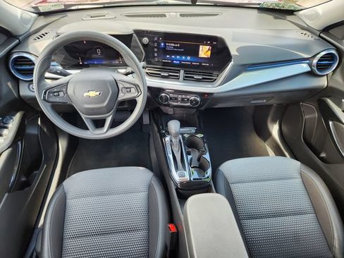 Used 2025 Chevrolet Trax LT FWD image 22