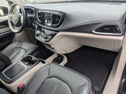 Used 2020 Chrysler Pacifica Limited FWD image 24