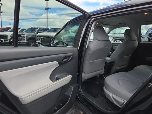 Used 2021 Toyota Highlander LE AWD/4WD image 10