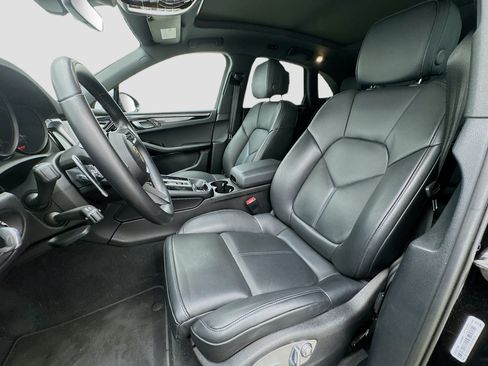 Used 2025 Porsche Macan AWD/4WD image 13