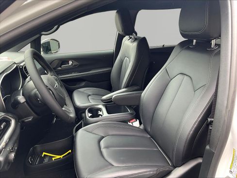 New 2026 Chrysler Pacifica Select FWD image 16