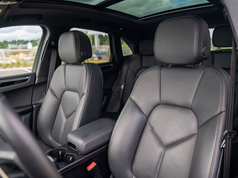 Certified 2023 Porsche Macan Turbo AWD/4WD image 5
