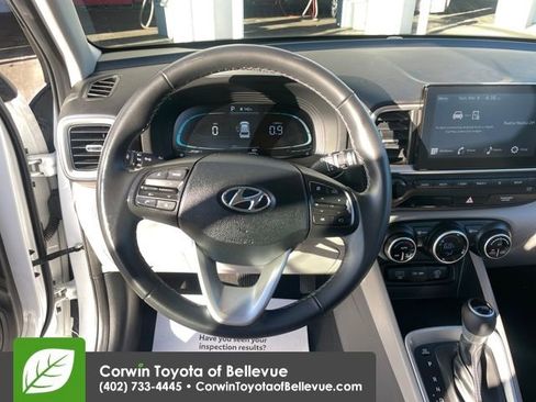 Used 2025 Hyundai Venue SEL image 13