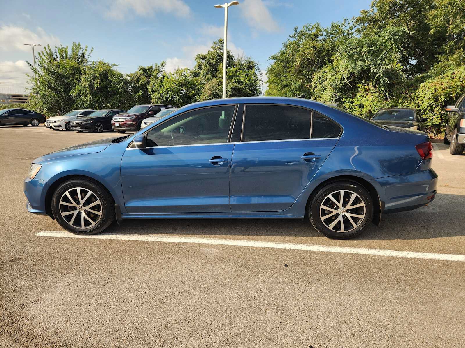 Used 2017 Volkswagen Jetta SE FWD image 4