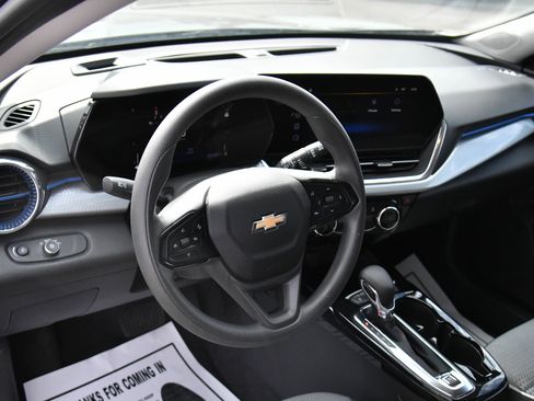Used 2025 Chevrolet Trax LT FWD image 14