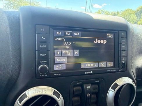 Used 2017 Jeep Wrangler Unlimited Sahara w/ Connectivity Group AWD/4WD image 26
