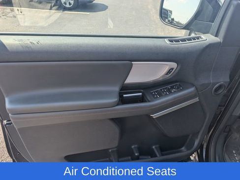 Used 2025 Ford Expedition Active AWD/4WD image 12