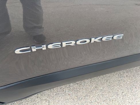 Used 2019 Jeep Cherokee Limited image 34