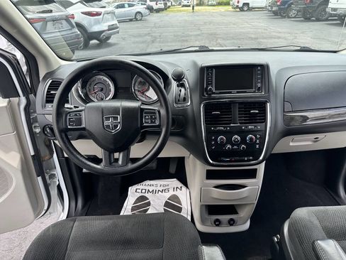 Used 2019 Dodge Grand Caravan SE w/ UConnect Hands-Free Group FWD image 17
