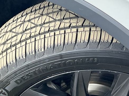 Used 2024 Volkswagen Tiguan SE image 32