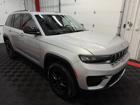 Used 2024 Jeep Grand Cherokee Laredo X w/ Trailer Tow Package AWD/4WD image 5