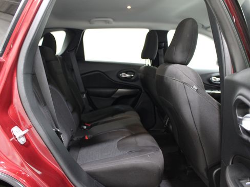 Used 2019 Jeep Cherokee Latitude w/ Popular Appearance Group FWD image 21