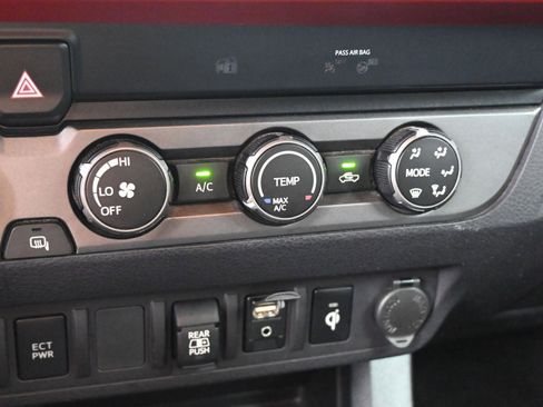 Used 2019 Toyota Tacoma TRD Off-Road image 30