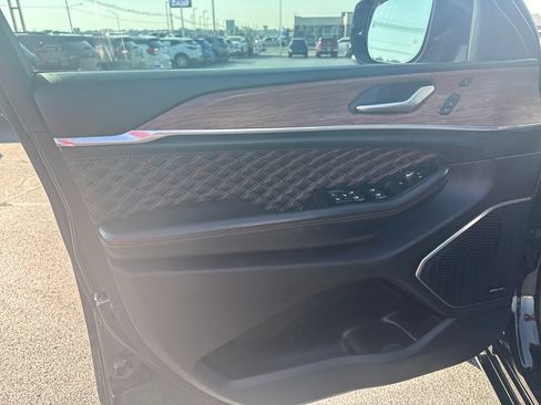 Used 2023 Jeep Grand Cherokee L Summit w/ Luxury Tech Group V AWD/4WD image 12