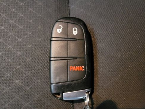 Used 2019 Jeep Grand Cherokee Laredo image 32