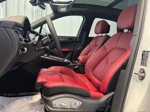 Certified 2025 Porsche Macan image 5