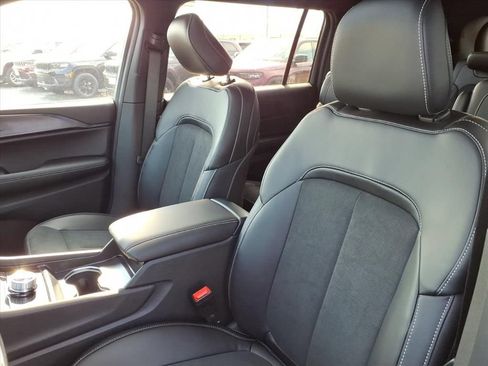New 2025 Jeep Grand Cherokee L Altitude AWD/4WD image 9