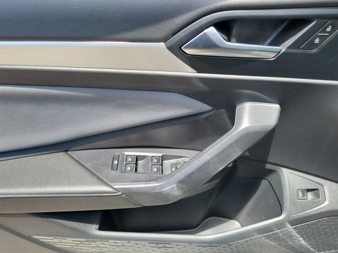 Used 2025 Volkswagen Jetta SE FWD image 23