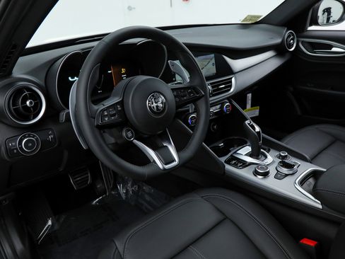 New 2025 Alfa Romeo Giulia w/ Driving Assist Package image 18