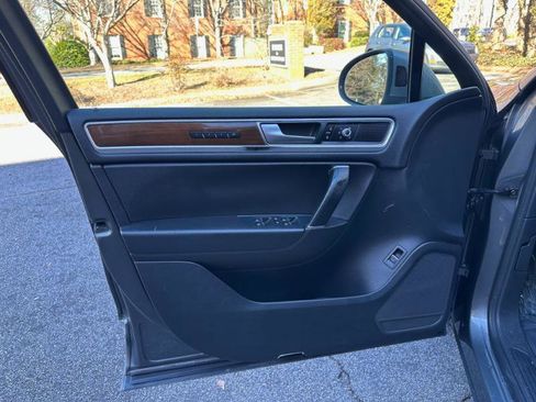 Used 2015 Volkswagen Touareg VR6 AWD/4WD image 19