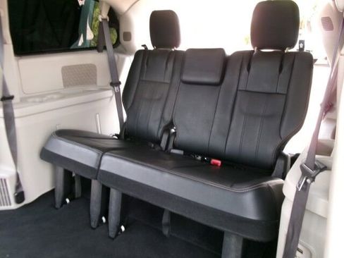 Used 2016 Chrysler Town & Country Touring FWD image 15