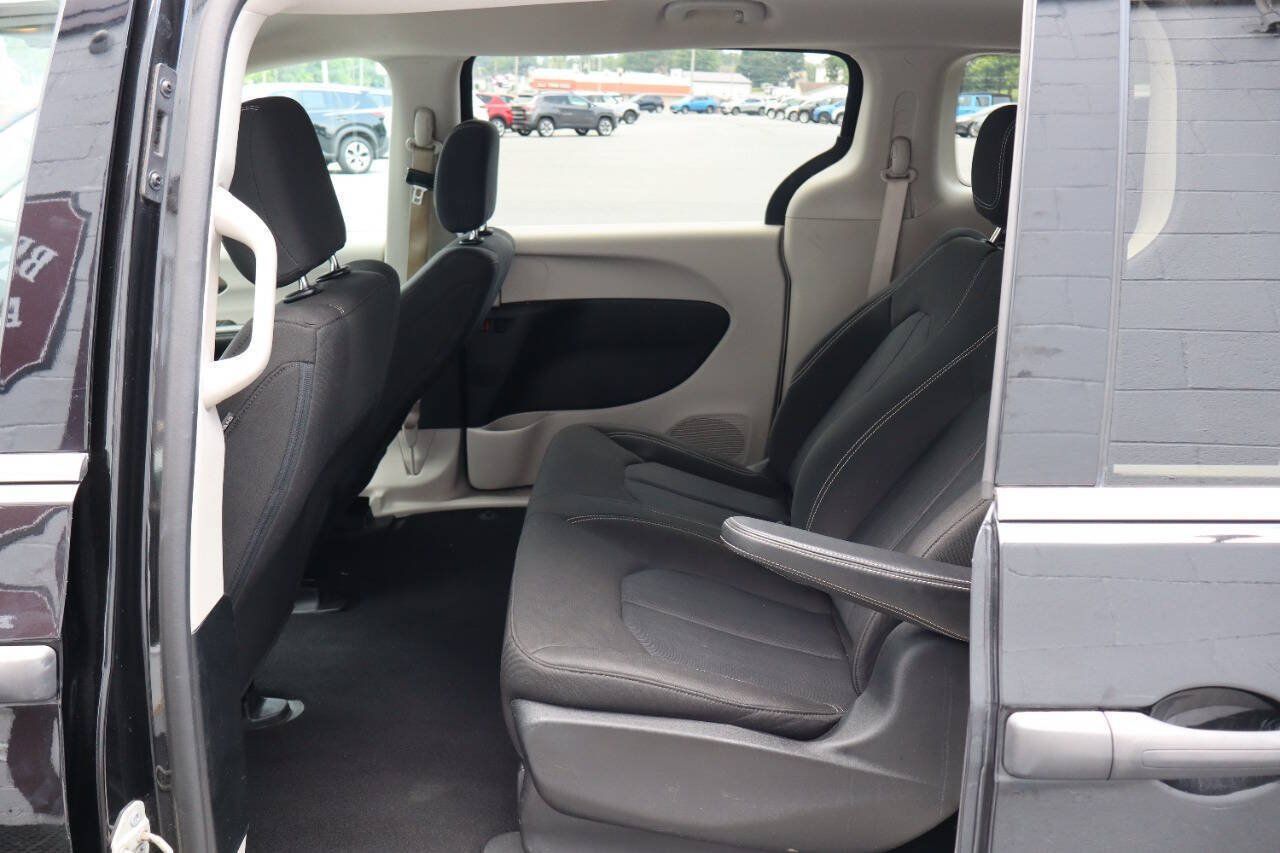 Used 2020 Chrysler Voyager L FWD image 5
