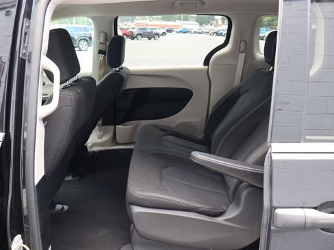 Used 2020 Chrysler Voyager L FWD image 5