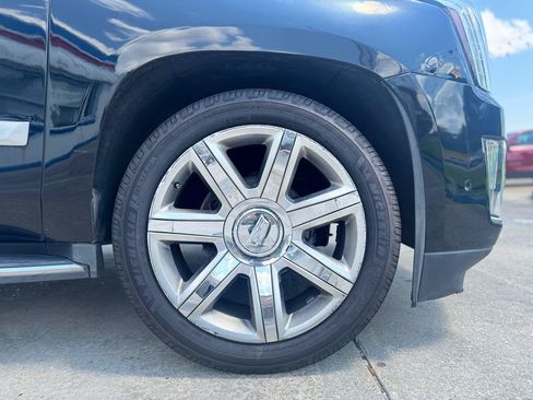 Used 2019 Cadillac Escalade ESV Luxury AWD/4WD image 18