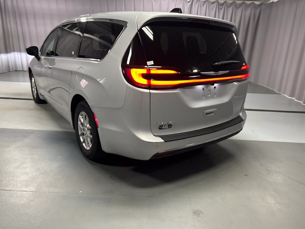 Used 2026 Chrysler Pacifica Select FWD image 5