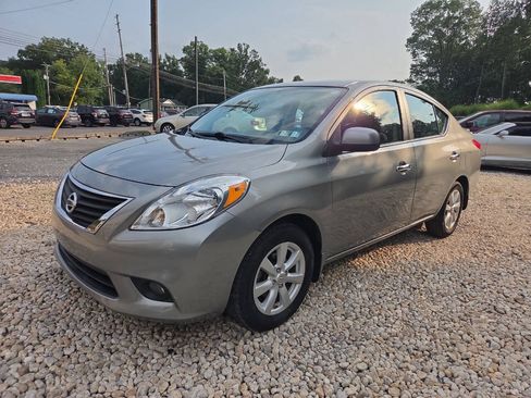 Used 2013 Nissan Versa FWD image 3
