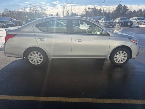 Used 2016 Nissan Versa SV image 4