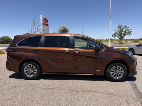 Used 2021 Toyota Sienna XLE FWD image 7
