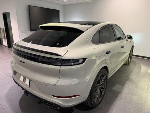 Certified 2025 Porsche Cayenne Turbo image 32