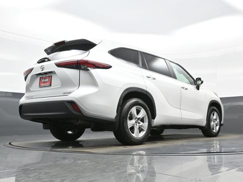Used 2024 Toyota Highlander LE AWD/4WD image 32