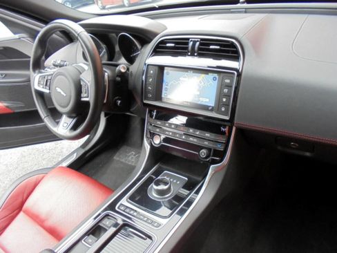 Used 2018 Jaguar XE R-Sport image 8