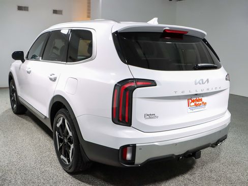 Used 2024 Kia Telluride EX w/ EX Captain's Chair Package image 9