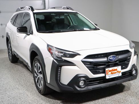 Used 2023 Subaru Outback Premium image 5