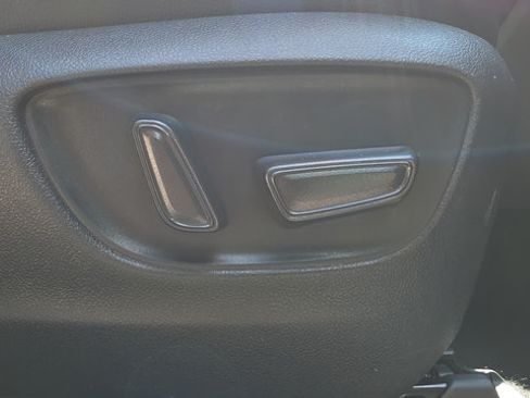 Used 2023 Toyota Highlander XLE AWD/4WD image 37