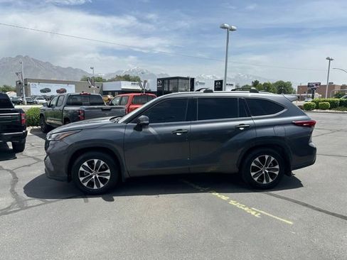 Used 2022 Toyota Highlander XLE AWD/4WD image 6