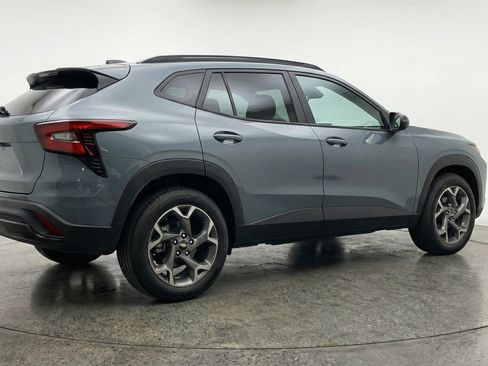 Used 2025 Chevrolet Trax LT FWD image 9