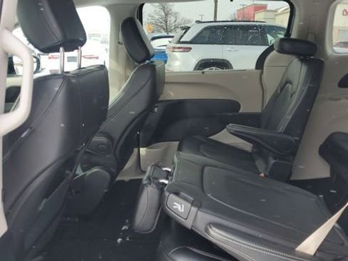 Certified 2024 Chrysler Pacifica Touring-L image 20