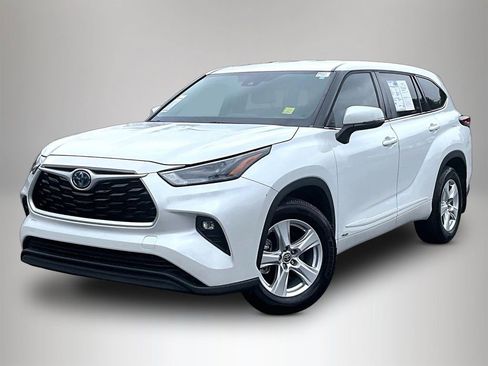Used 2022 Toyota Highlander LE image 4